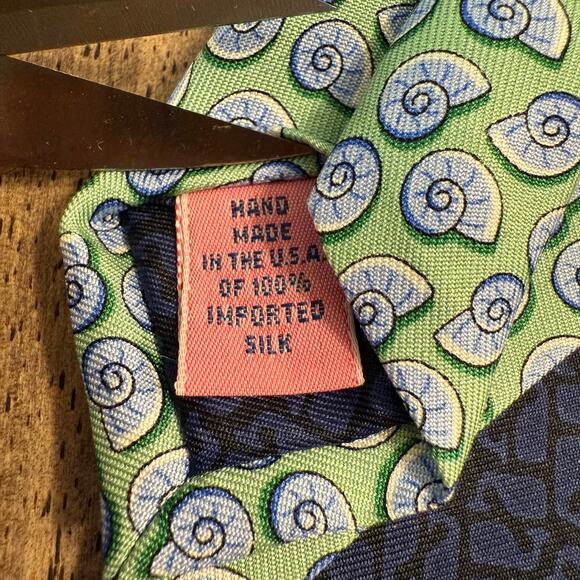 Vineyard Vines Men’s 100% Silk Hand Made Spiral Shell Necktie Green Made In USA - Picture 4 of 5